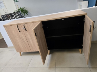 Lage kasten met draaideuren op houten poten