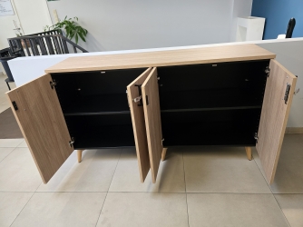 Lage kasten met draaideuren op houten poten