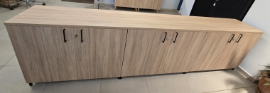 Lage kasten met draaideuren op metalen poten