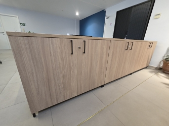 Lage kasten met draaideuren op metalen poten