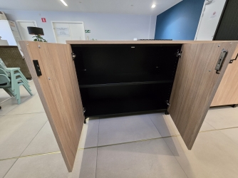 Lage kasten met draaideuren op metalen poten